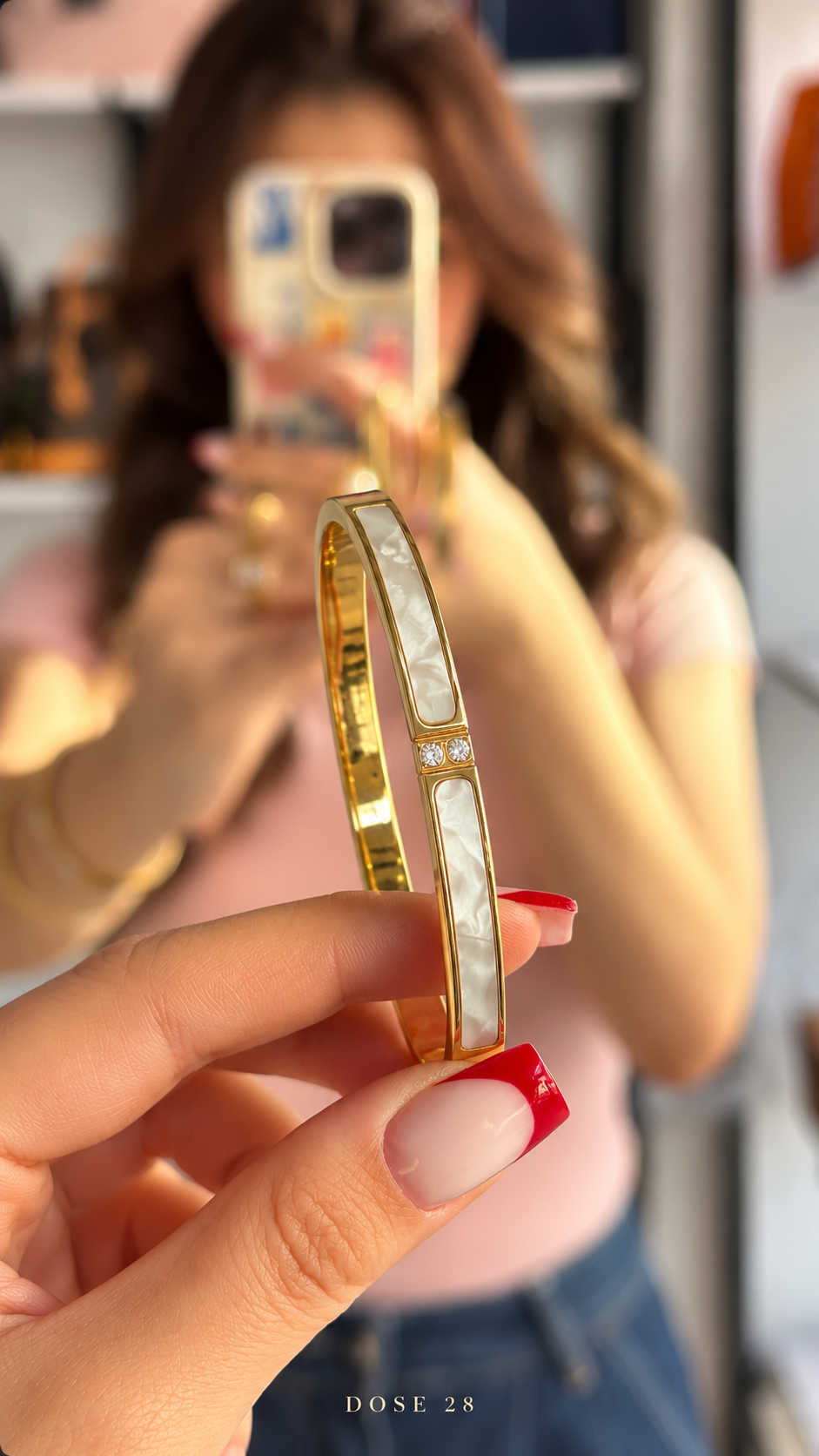 Pearly White Gold-Tone Bracelet  أسوارة بيضاء بلمعة لؤلؤية وإطار ذهبي